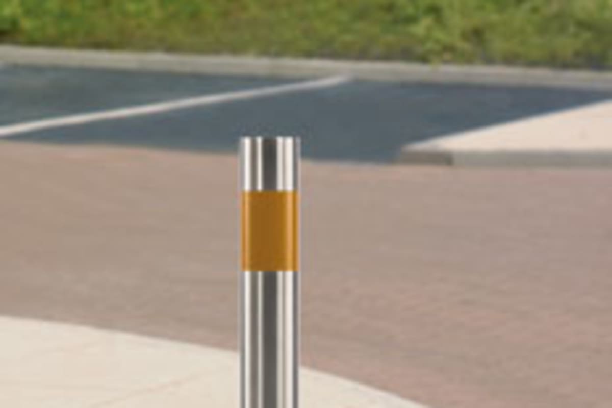 rs150 bollard