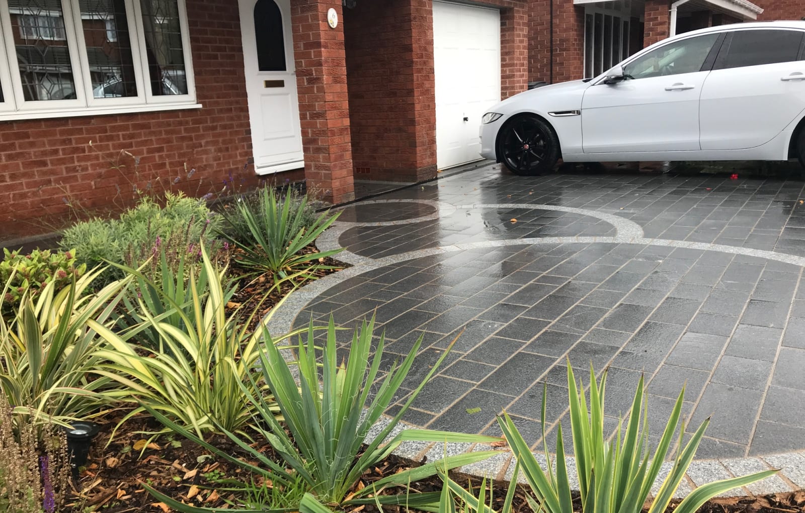 Sawn Granite Setts in Light and Dark