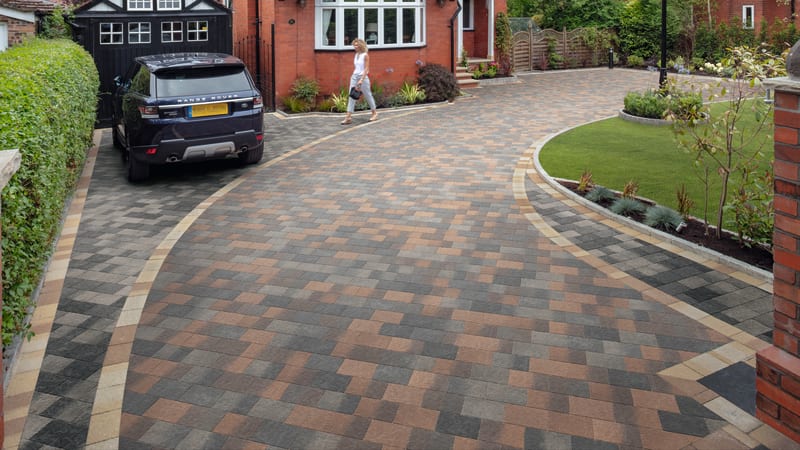 Drivesett Coppice - Cedar And Pennant Blend With An Oak Blend Border Detail