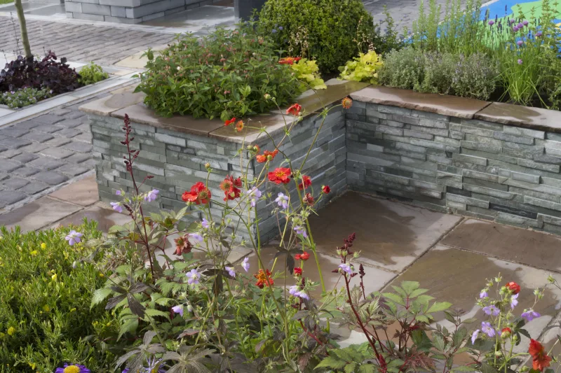 Garden veneer walling with planting