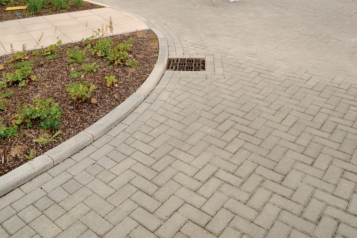 modal - saxon - keyblok paving at chesterford research park