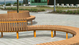 Linear free flowing seating in an urban environment
