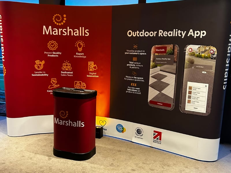 Outdoor reality app stand