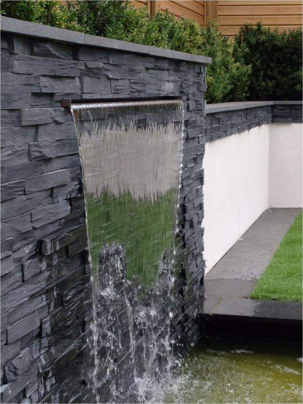 Water fountain coming out of walling